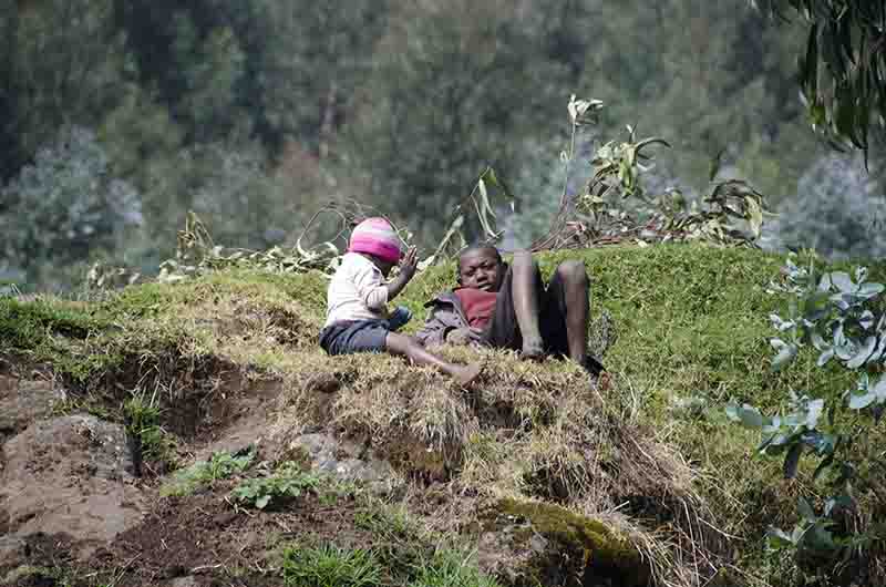 31 - Ruanda - parque nacional de los volcanes - jovenes